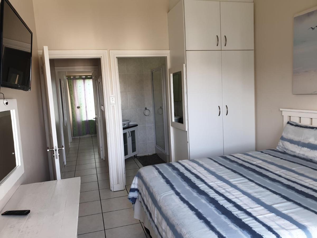 Topanga Holiday Home Pantai Uvongo Bagian luar foto